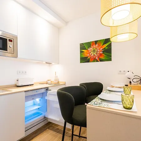 Azores Cozy Suite, Romantic, Free Parking * Понта-Делгада