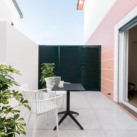 Azores Cozy Suite, Romantic, Free Parking * Понта-Делгада