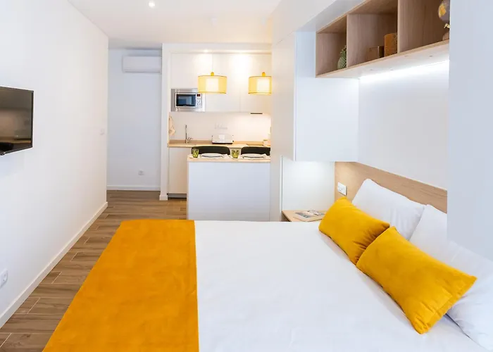 Azores Cozy Suite, Romantic, Free Parking * Понта-Делгада