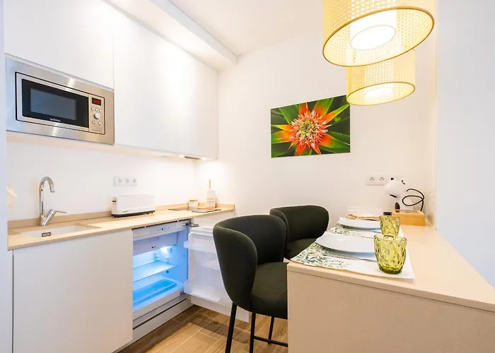 Azores Cozy Suite, Romantic, Free Parking * Понта-Делгада