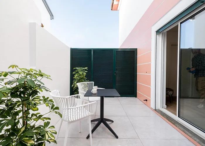 Azores Cozy Suite, Romantic, Free Parking * Понта-Делгада